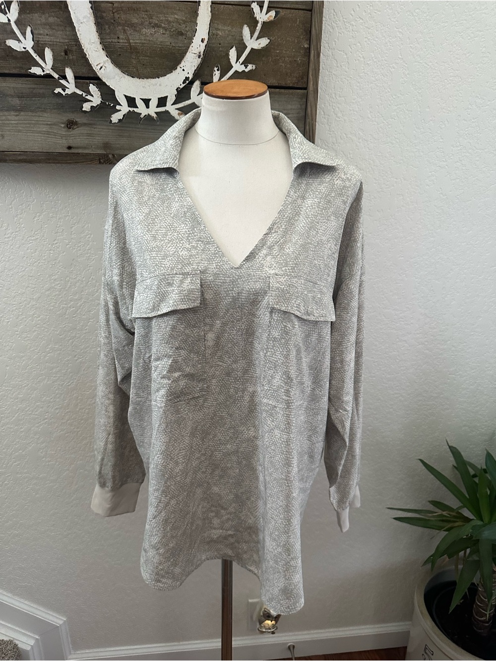 Athleta Zuma Light Gray V-Neck Collared blouse Top size L NWT